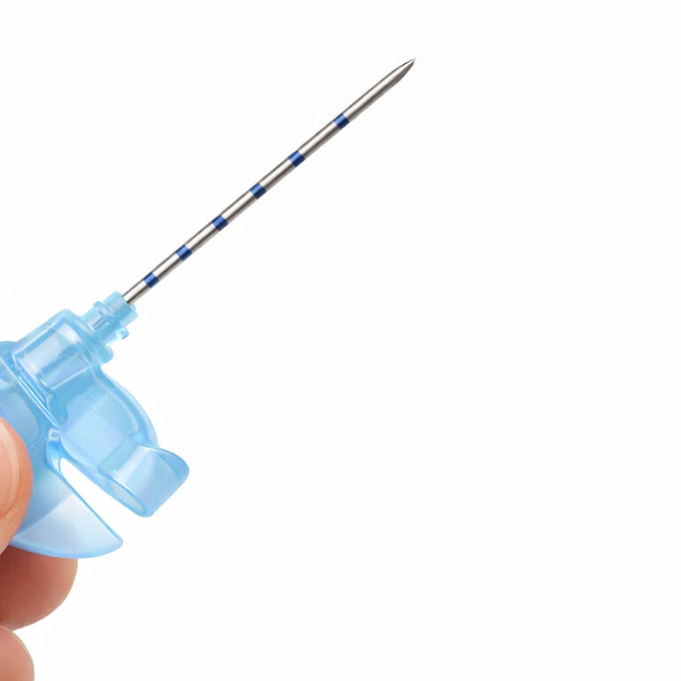 MarketsIntegratedApplications_0003_KI Bild - darf man das nutzen Blaues Schmetterlings-Infusionsset in Nahaufnahme